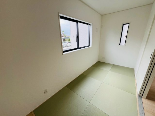 【Cradle garden】栃木市箱森町　第6の和室|〇1F和室4.5帖〇 キッチン横の和室は家事の合間に目の届く、子育て、お昼寝スペースに最適です。家事室やリラクゼーション空間など、マルチに使える万能スペースです。 ※2026年10月撮影
