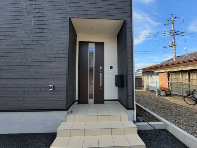 【Cradle garden】栃木市箱森町　第6の玄関|〇1号棟　玄関アプローチ〇 
雨の日でも安心な屋根付き、人感センサー照明付き玄関ポーチ。TVモニター付きインターホンと宅配ボックス、防犯カメラも標準装備です！
 ※2026年10月撮影