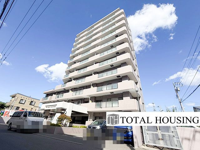 【外観】 | リラハイツ幌平橋 | 落ち着いた佇まいが魅力のマンションで、帰宅するたびにほっとする安らぎが感じられます。高級感と清潔感が漂う外観が、暮らしに彩りを添えてくれる住まいです。