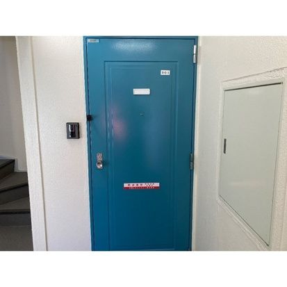 FLAT474ビルの玄関