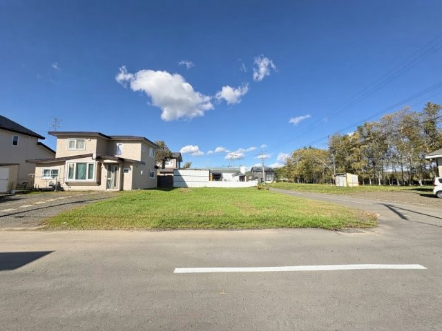釧路町河畔【200万円・83坪のゆとり】開放的な角地で叶える、理想の自由設計！の前面道路含む現地写真|落ち着いた第一種低層住居専用エリアで、子育て世帯にもおすすめ。