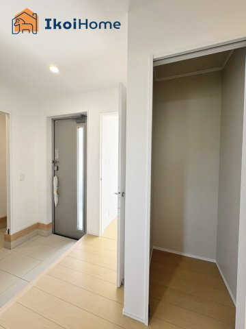 明石市魚住町西岡　全３棟C号棟　新築戸建の玄関|【ホームページに現地動画掲載中】●年中無休：当日予約可●SICございますので、ベビーカー等も収可能♪