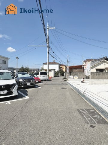明石市魚住町西岡　全３棟C号棟　新築戸建の前面道路含む現地写真|【ホームページに現地動画掲載中】●年中無休：当日予約可●南西側の前面道路幅員約4ｍ！交通量少ないです
