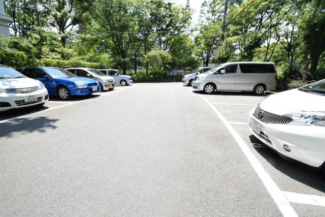 【駐車場】 | 北緑丘第三住宅12号棟 | サイトに掲載されていない箇所の写真、撮影してお届けさせて頂きます！気になる物件で、見たい部分の画像が無い場合は、弊社スタッフまでご連絡下さいませ。お客様の気になる箇所を、カメラにて撮影して参ります！
