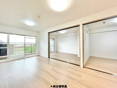 【居間・リビング】 | 北緑丘第三住宅12号棟 | エイブルだけの嬉しいサービス、ご用意しております。詳細は、お気軽に当社までお問合せ下さいませ！