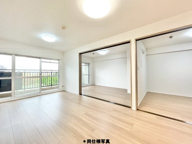 【居間・リビング】 | 北緑丘第三住宅12号棟 | エイブルだけの嬉しいサービス、ご用意しております。詳細は、お気軽に当社までお問合せ下さいませ！