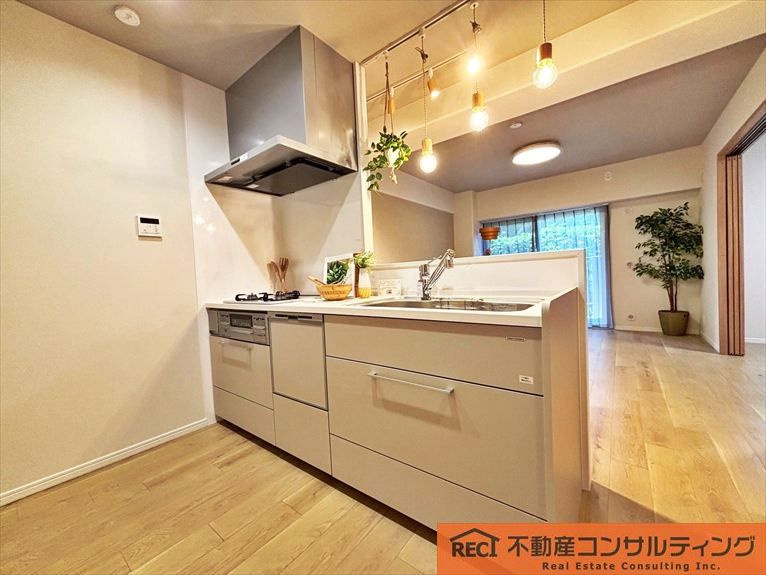 サンハイツ灘のキッチン|角部屋×3面採光で明るく開放感のある室内です！
