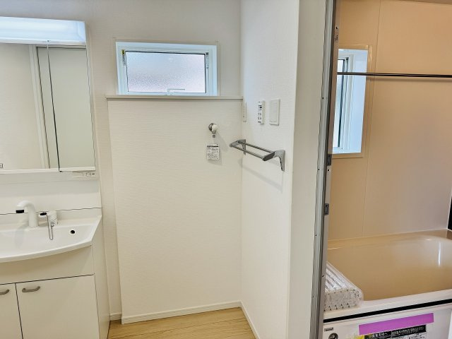 八王子市　中野上町　新築一戸建て　３７期の脱衣所|～窓付きで明るい洗面所　換気もしやすいです～