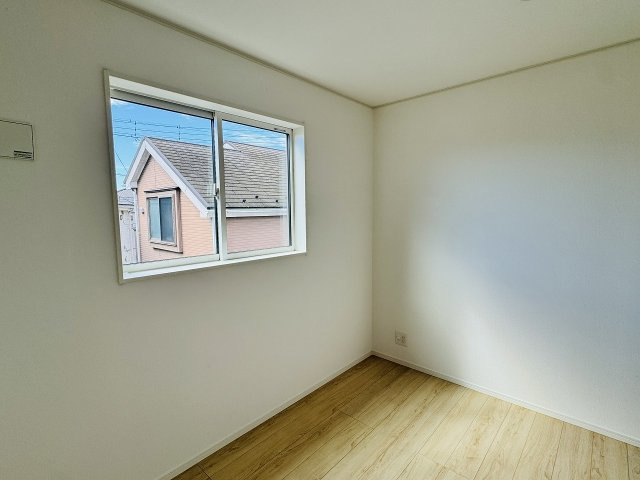 八王子市　中野上町　新築一戸建て　３７期の洋室|～2階4.3帖の洋室　2面採光で明るく風通しの良いお部屋です～