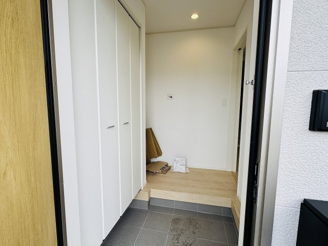 八王子市　中野上町　新築一戸建て　３７期の玄関|～玄関は安心のWロックキーを採用～