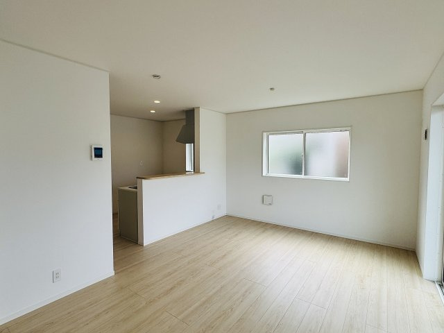 八王子市　中野上町　新築一戸建て　３７期の居間・リビング|～15.8帖の明るいLDKで、家族団欒の時間をお過ごしいただけます～