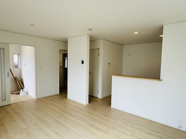 八王子市　中野上町　新築一戸建て　３７期の居間・リビング|～15.8帖の明るいLDKで、家族団欒の時間をお過ごしいただけます～