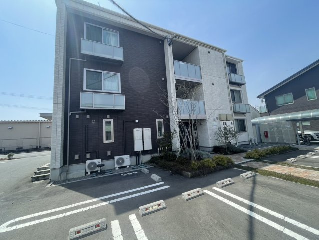 ガーデンヒルズの駐車場