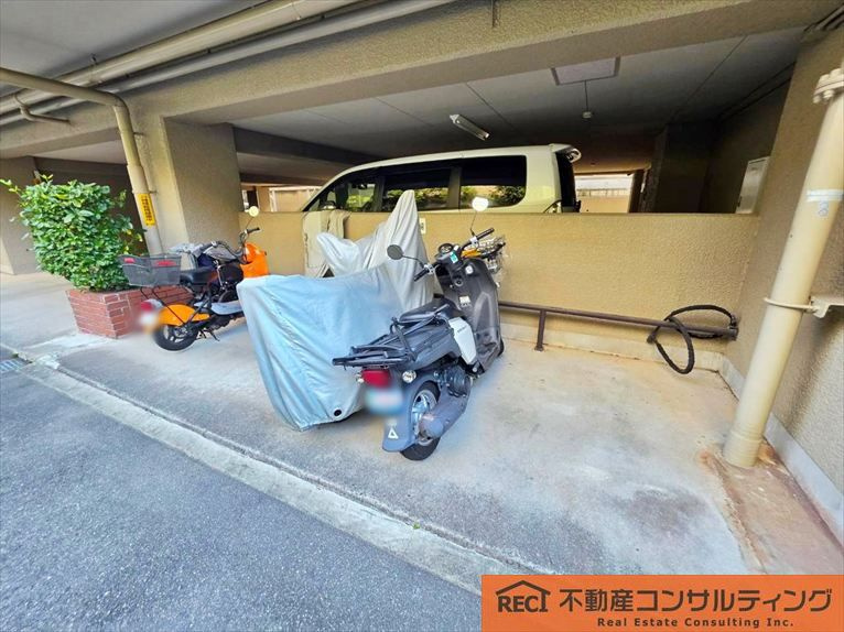住吉川ビューハイツの駐車場