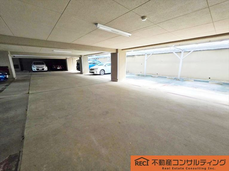 住吉川ビューハイツの駐車場