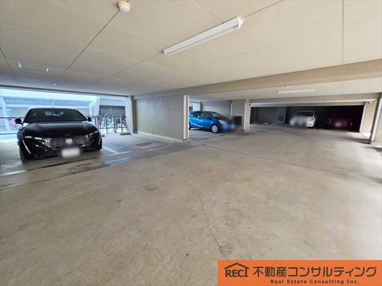 住吉川ビューハイツの駐車場
