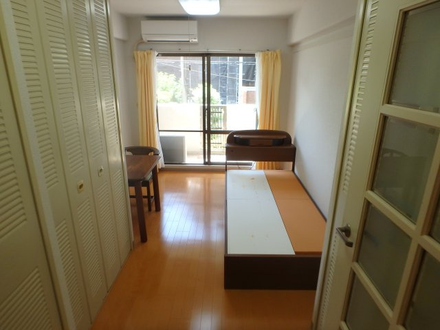 【内装】 | ルモンド西宮 | こちらの居間で趣味の時間をお楽しみください