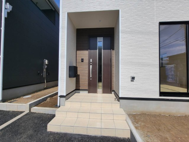 【Cradle garden】栃木市箱森町　第6の玄関|〇2号棟　玄関アプローチ〇
雨の日でも安心な屋根付き、人感センサー照明付き玄関ポーチ。TVモニター付きインターホンと宅配ボックス、防犯カメラも標準装備です！
※2026年10月撮影