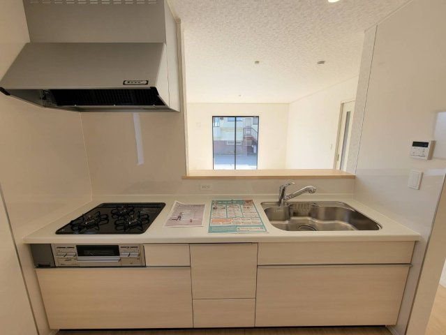 【Cradle garden】栃木市箱森町　第6のキッチン|〇2号棟　キッチン〇
お料理が楽しくなる憧れの対面式キッチン♪
リビングにいるご家族と会話をしながらお料理が作れます。遊んでいるお子様の様子も見られるので安心です。
※2026年10月撮影
