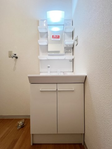 メゾンボヌールの洗面所|新品のシャワー付洗面台