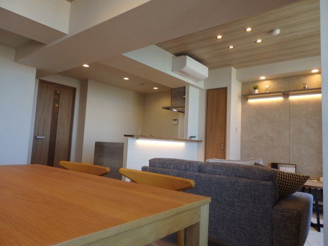 【居間・リビング】 | 朝日シティパリオ高井戸 | 大通りより１本入った閑静な住環境