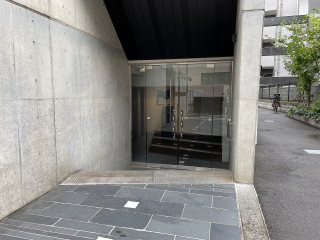 豊島区池袋本町４丁目の賃貸マンションのエントランス