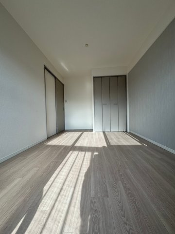 ユニーブル守口の洋室|【同社施工例】※類似同仕様です。開口部のデザインや位置等のデザインが異なります。
