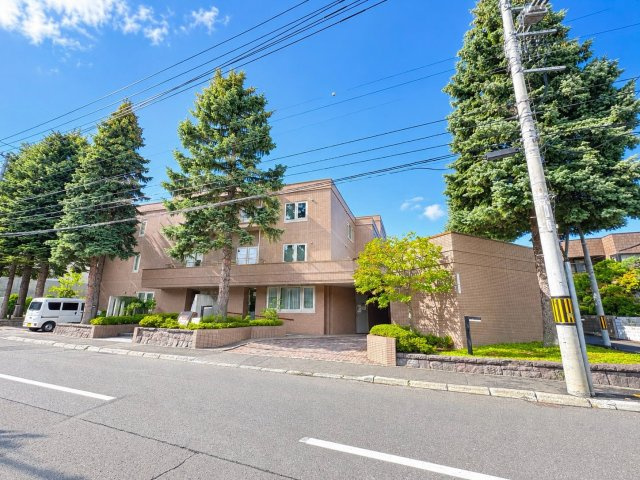 ヒルサイドコート山の手の外観|シンボルツリーに囲まれたヒルサイドコート山の手。その重厚感とひと際存在感を放つこのマンションでゆったりとした暮らしを。