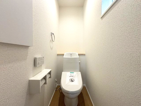 西区山田新町1丁目のトイレ|窓を備えた明るいトイレです。温水洗浄機能付き便座を設置し、毎日快適に利用できます。シンプルな内装で清潔感のある空間です。