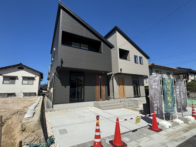 西区山田新町1丁目の駐車場|建物前に駐車スペースを確保しています。玄関までの距離が近く、買い物後の荷物の運び込みや雨の日の乗り降りにも便利な配置です。