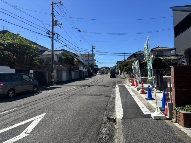 西区山田新町1丁目の前面道路含む現地写真|前面道路は広く、交通量は少なめです。