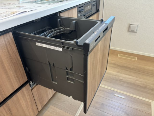 西区山田新町1丁目のキッチン|キッチンに食器洗浄乾燥機を搭載。食後の食器洗いにかかる時間や負担を抑えられ、家事の時短につながります。キッチン本体にすっきり収まった使いやすい設備です。