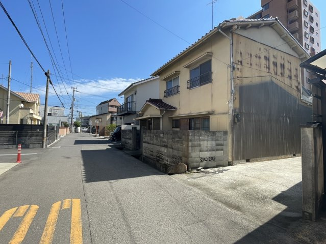花ノ宮町三丁目　土地の前面道路含む現地写真