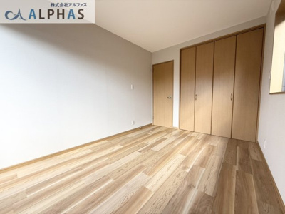 【洋室】 | 姫路市飾磨区矢倉一丁目　中古戸建 | ◆2階洋室にハイドア採用♪
収納力があり♪