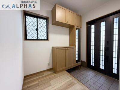 【玄関】 | 姫路市飾磨区矢倉一丁目　中古戸建 | ◆大容量のシューズクローゼット♪
ミラー付きでお出かけ時のチェックも♪