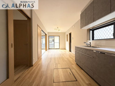【居間・リビング】 | 姫路市飾磨区矢倉一丁目　中古戸建 | ◆キッチンからリビング洋室まで見渡すことができます♪