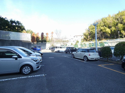 【駐車場】 | 藤和さやまハイタウンB棟 | 【駐車場】敷地内駐車場（月額：6800円～9300円）ございますよ！空き状況確認必要です！詳しくは担当までお問い合わせください！