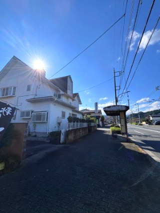 伊奈♪敷地広々約228坪！5LDKのゆとりある中古戸建の前面道路含む現地写真