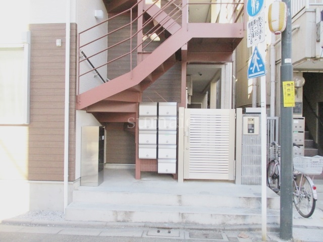 アドニスⅡのエントランス|建物の入り口はこちらです☆オートロック付きです☆