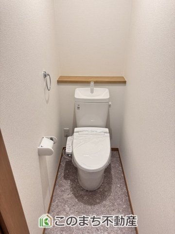 ワイウッドコートさくら市大中第1期のトイレ|同社施工物件の写真です。※建具やフローリング、その他仕様が違う場合がございます。