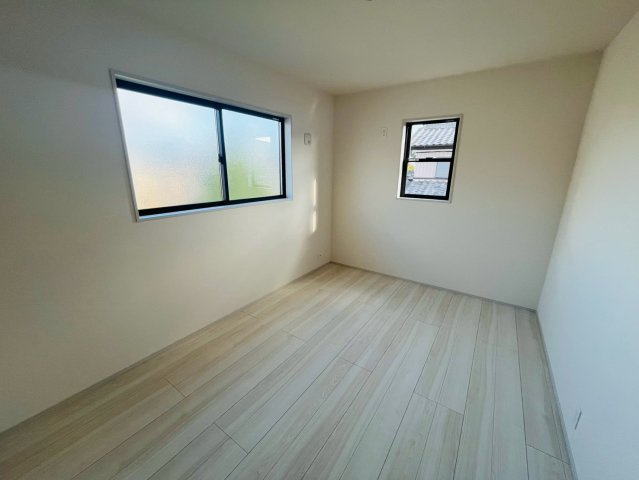 【Livele Garden】　第16栃木大平町富田　全2邸の洋室|〇洋室　6帖〇
各居室に収納がございますので最大限お部屋を広く使うことができます♪
2026年9月撮影