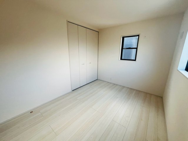 【Livele Garden】　第16栃木大平町富田　全2邸の洋室|〇洋室　6帖〇
各居室収納付き！窓から明るい日差しが差し込みます♪
2026年9月撮影