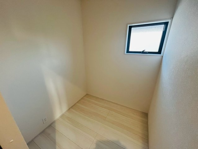 【Livele Garden】　第16栃木大平町富田　全2邸の洋室|〇2Fストレージルーム〇
荷物や趣味が増えても安心の収納スペースを完備！
2026年9月撮影