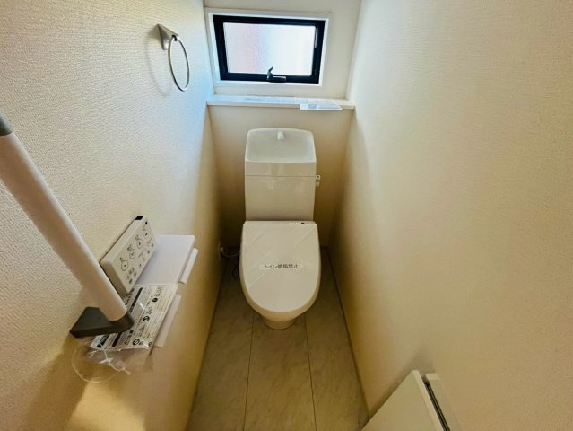 【Livele Garden】　第16栃木大平町富田　全2邸のトイレ|〇トイレ〇
デットスペースをうまく活用した1階トイレ。うれしい手すり＆タオル掛け付き♪
2026年9月撮影