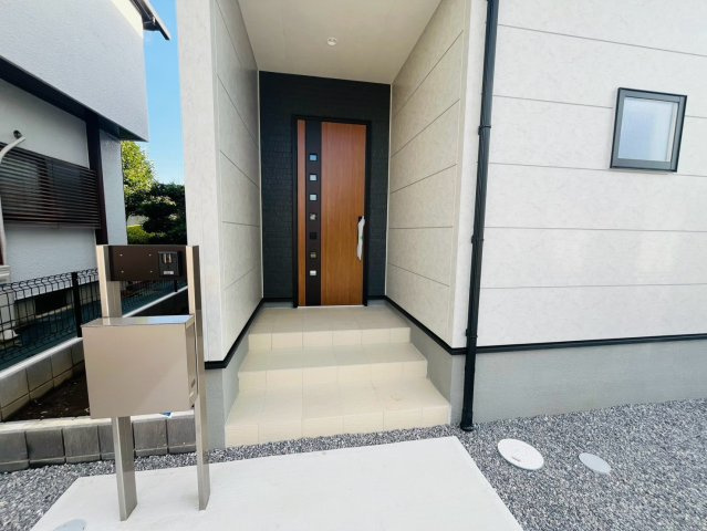 【Livele Garden】　第16栃木大平町富田　全2邸の玄関|〇玄関〇
お家の顔にもなる明るい玄関。シューズクロークにご家族分の靴をしまうことができるので、いつでもスッキリ綺麗な玄関を保てます♪
2026年9月撮影