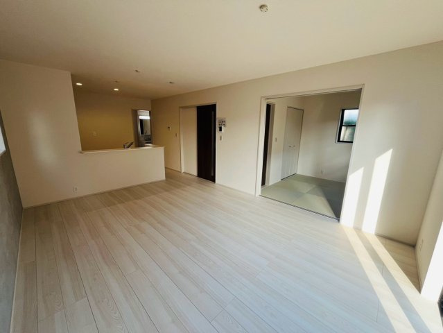 【Livele Garden】　第16栃木大平町富田　全2邸の居間・リビング|○LDK16帖○
リビングの横に和室を設けた和モダンな間取り。襖を開放すればフラットなひと続きの空間として、閉めればそれぞれ独立した空間として♪キッチンからはどちらの様子も見やすいです。
