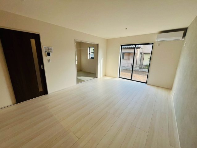 【Livele Garden】　第16栃木大平町富田　全2邸の居間・リビング|○LDK16帖○
落ち着きのある木目調のリビングダイニング♪
2026年9月撮影