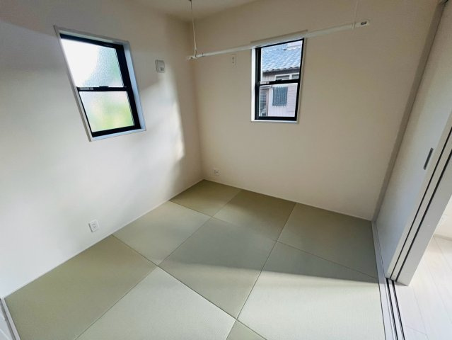 【Livele Garden】　第16栃木大平町富田　全2邸の和室|〇和室　4.5帖〇
リビングと続き間の和室です。お子様のお昼寝スペースとしてもご活用いただけます♪リビングにいながらお子様の様子を見守ることができます（＾＾）
2026年9月撮影