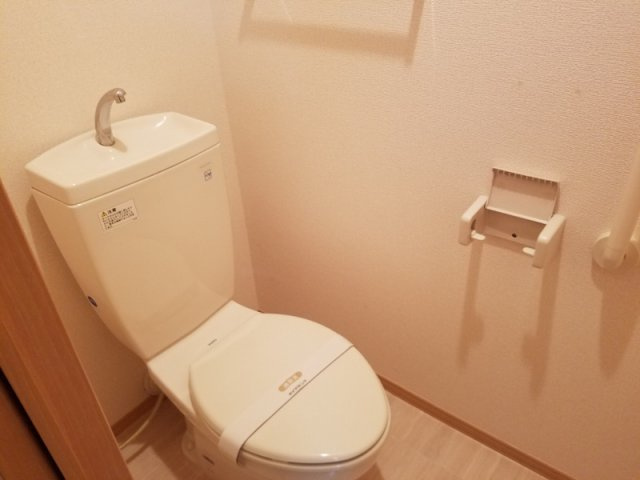 パークサイド西船のトイレ|トイレ上部に棚着いています