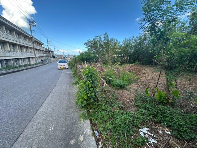 うるま市勝連平敷屋の前面道路含む現地写真|南側の市道（幅員約11.5m）と現地